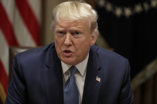 도널드 트럼프 미국 대통령이 16일(현지시간) 백악관에서 주지사들과 가진 규제개혁 관련 라운드테이블(원탁회의) 행사에서 발언하고 있다. 트럼프 대통령은 이 자리에서 취재진에 북한 상황에 대해 "무언가 진행 중이면 나는 실망할 것"이라며 예의주시하고 있다고 말했다.연합뉴스